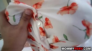 Мамочка обнажает настоящие буфера и принимается мастурбировать стояк
