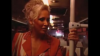 Блондинка в беленьком корсете шпилится на порно отборе развратника вудмана